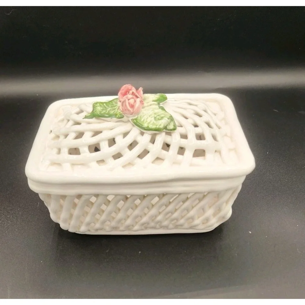 VIntage Savoir Vivre porcelain open-weave rectangular‎ lidded box Lattice Design